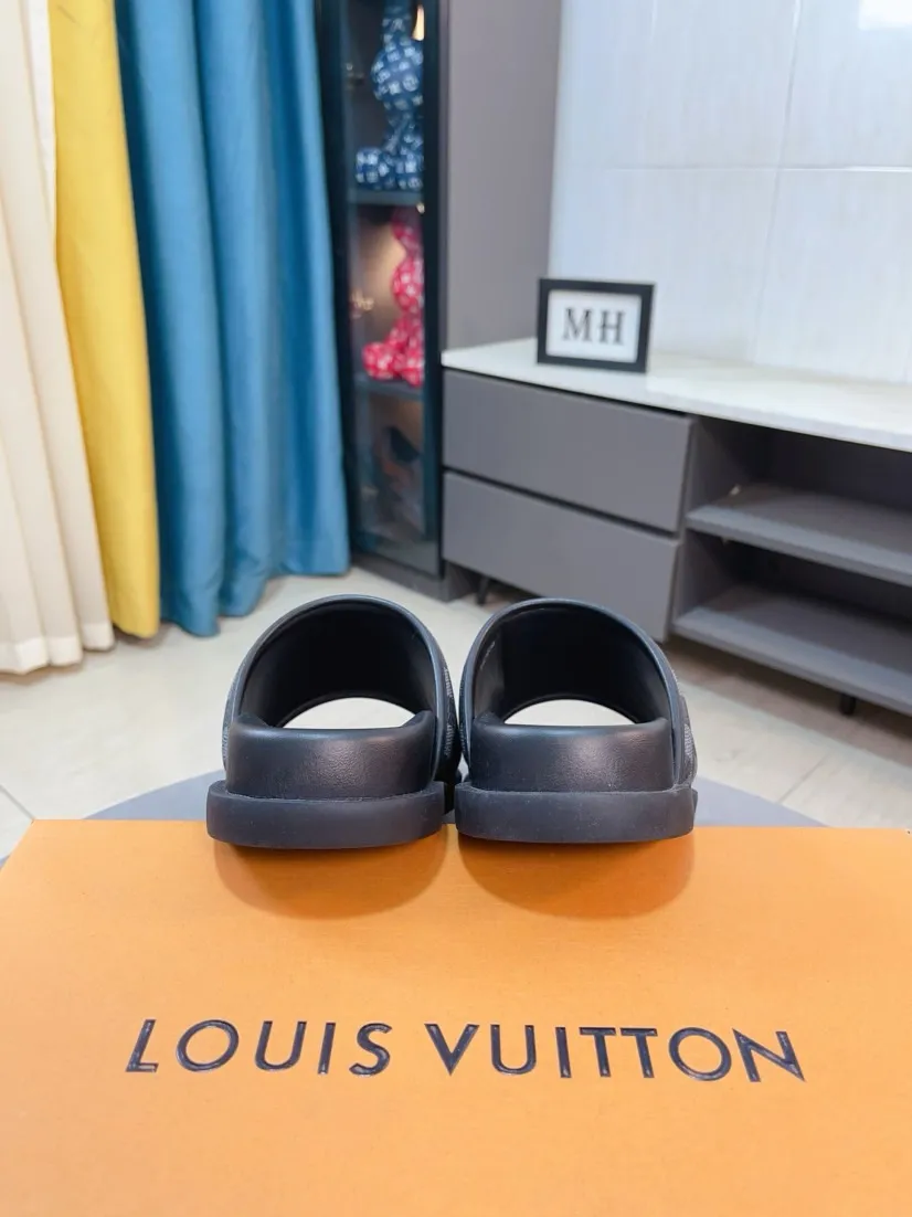 Men's shoes 💰360🌹🌹 (lv-Louis Vuitton) new men's sandals, high-end boutique, exquisite embossed logo decoration on the upper, fine workmanship, super soft soles, casual, loose and comfortable, a must-have in summer! \nsize：38-44